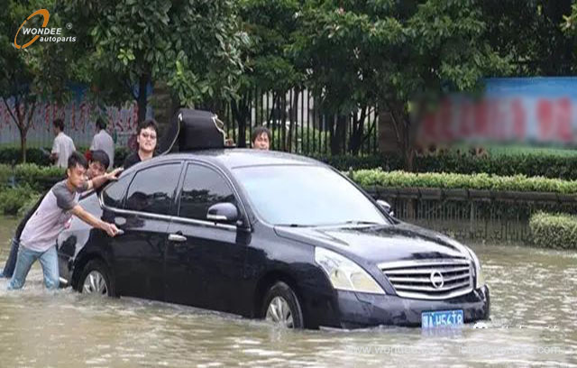 accidented and soaked car (5)