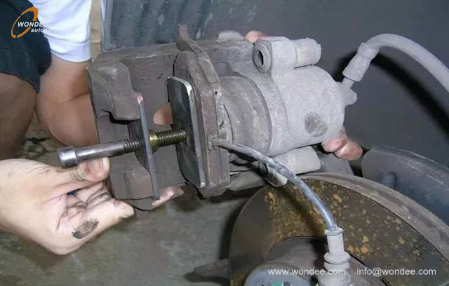 changing the brake pads (1)
