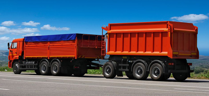 A heavy duty truck connect with full trailer