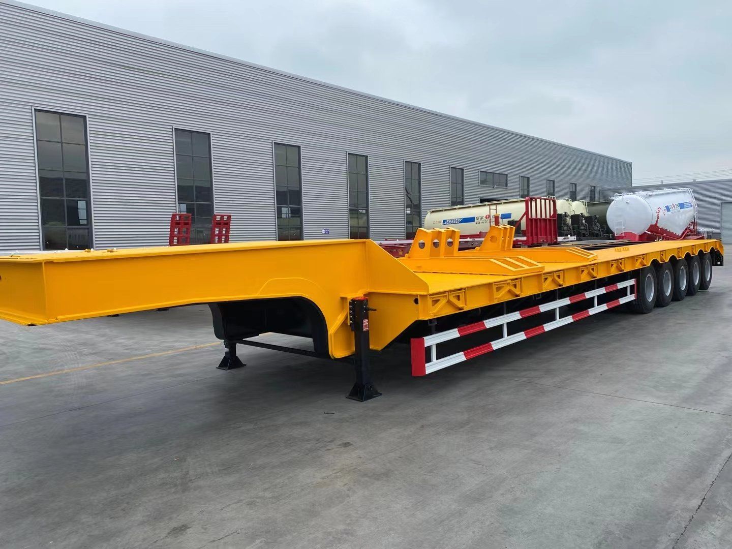 What Features Are Needed In A Low Bed Semi-Trailer?