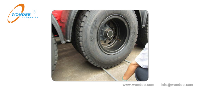 Inspection of wheel hub bearing clearance